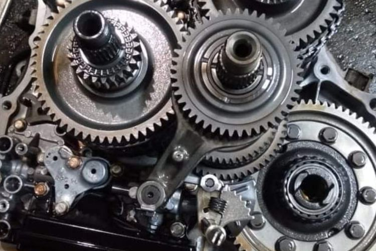 Panduan Perawatan Mobil Manual & Matic 2025: Tips Mingguan Oli, Radiator, Rem & Kopling yang Wajib Gen Z Tahu