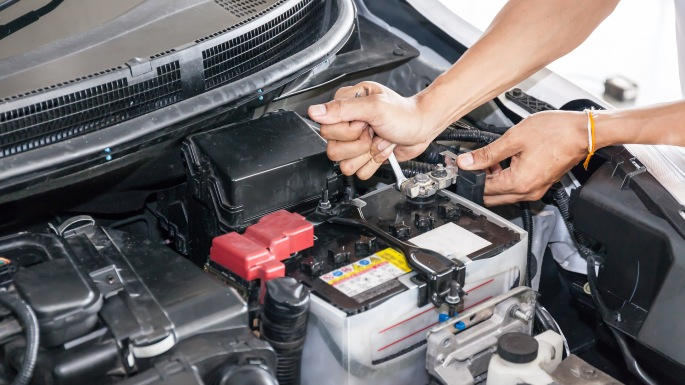 5 Cara Bersihkan Aki Mobil Kotor Agar Tak Mogok