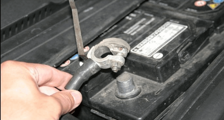 5 Cara Bersihkan Aki Mobil Kotor Agar Tak Mogok