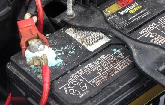 5 Cara Bersihkan Aki Mobil Kotor Agar Tak Mogok