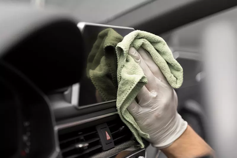 Vakum Dashboard Interior: Cara Bersihkan Kabin Mobil