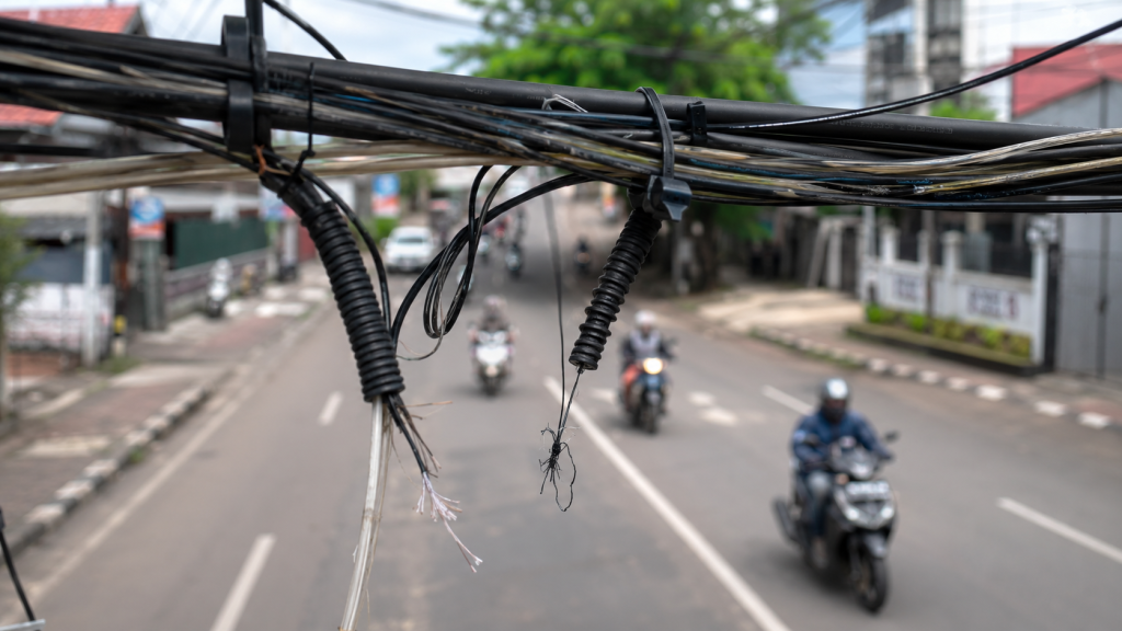 Jangan Tunggu Tersangkut Kabel Menjuntai, Ini 3 Tips Aman Berkendara