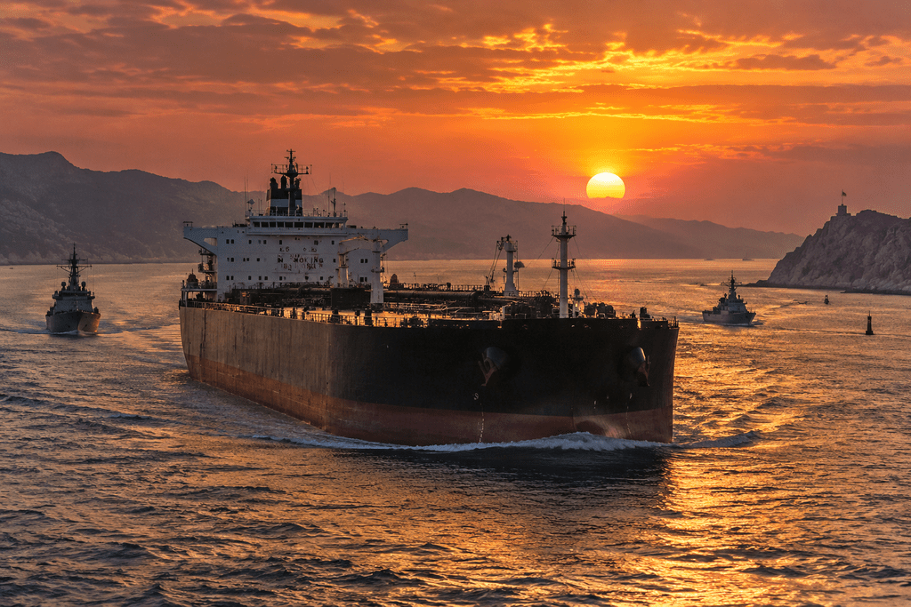 Kapal tanker minyak mentah melintasi Selat Hormuz yang mengalami eskalasi ketegangan pemicu kenaikan harga minyak global.
